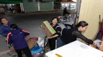 حملة خيرية ليلية تجمع الدعم لمنطقة داك لاك المتضررة من الفيضانات عبر جيا لوك